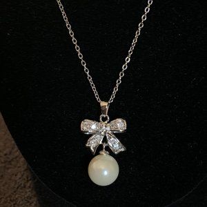 Jewels by Parklane Pearl with sparkly bow silver tone NEW